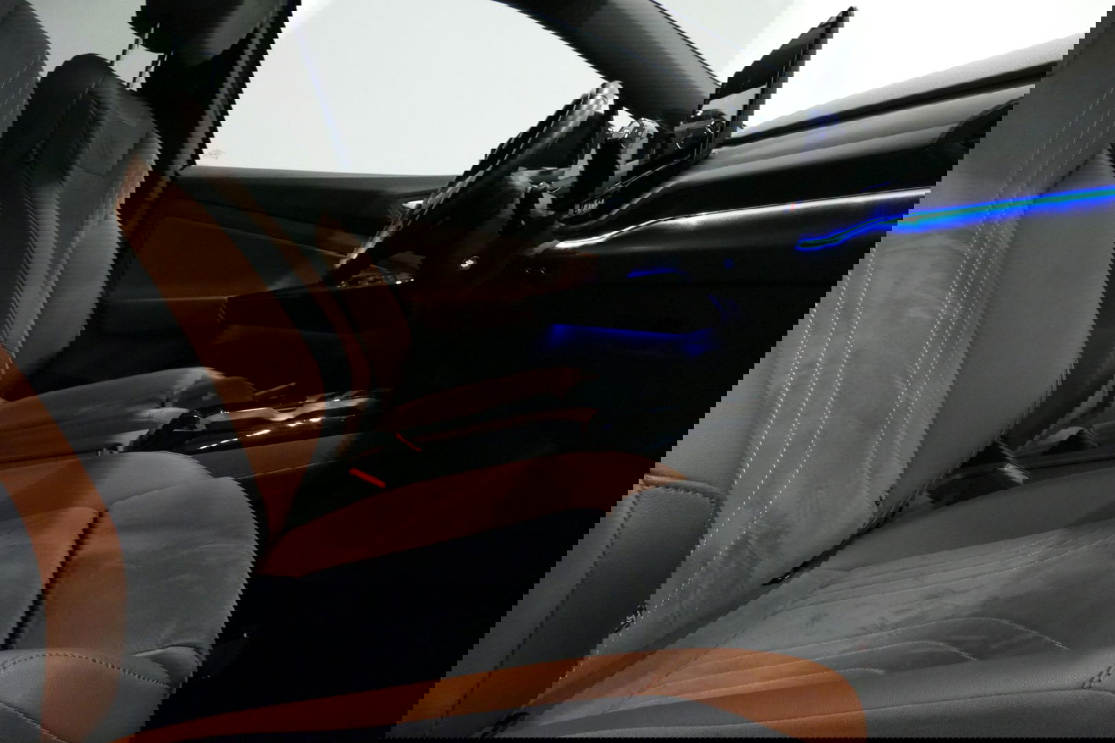 Volkswagen ID.4 First Max 77 kWh / Panoramadak / Matrix LED IQ.Light / Elektr. verstelbare voorstoelen + memory / HUD Augmented Reality / Rondomzichtcamera / Apple Carplay - Android Auto / Stoelverwarming / 21'' LMV / Keyless / Achteruitrijcamera / Navigatie / Stuurwielv