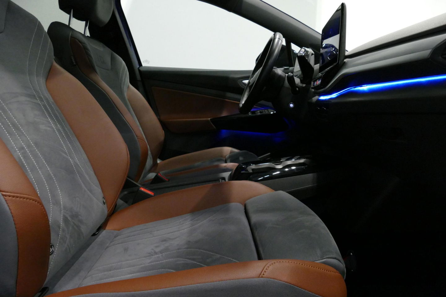 Volkswagen ID.4 First Max 77 kWh / Panoramadak / Matrix LED IQ.Light / Elektr. verstelbare voorstoelen + memory / HUD Augmented Reality / Rondomzichtcamera / Apple Carplay - Android Auto / Stoelverwarming / 21'' LMV / Keyless / Achteruitrijcamera / Navigatie / Stuurwielv