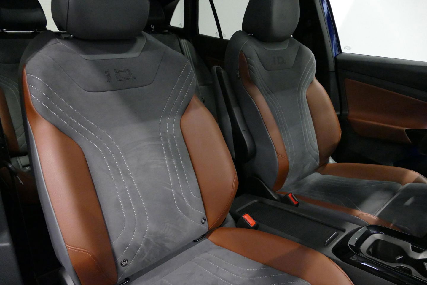 Volkswagen ID.4 First Max 77 kWh / Panoramadak / Matrix LED IQ.Light / Elektr. verstelbare voorstoelen + memory / HUD Augmented Reality / Rondomzichtcamera / Apple Carplay - Android Auto / Stoelverwarming / 21'' LMV / Keyless / Achteruitrijcamera / Navigatie / Stuurwielv