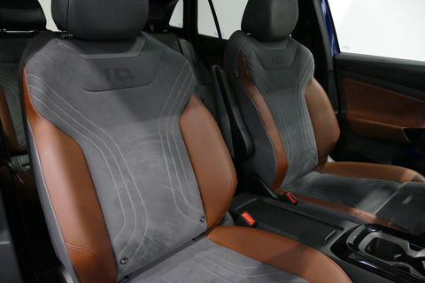 Volkswagen ID.4 First Max 77 kWh / Panoramadak / Matrix LED IQ.Light / Elektr. verstelbare voorstoelen + memory / HUD Augmented Reality / Rondomzichtcamera / Apple Carplay - Android Auto / Stoelverwarming / 21'' LMV / Keyless / Achteruitrijcamera / Navigatie / Stuurwielv