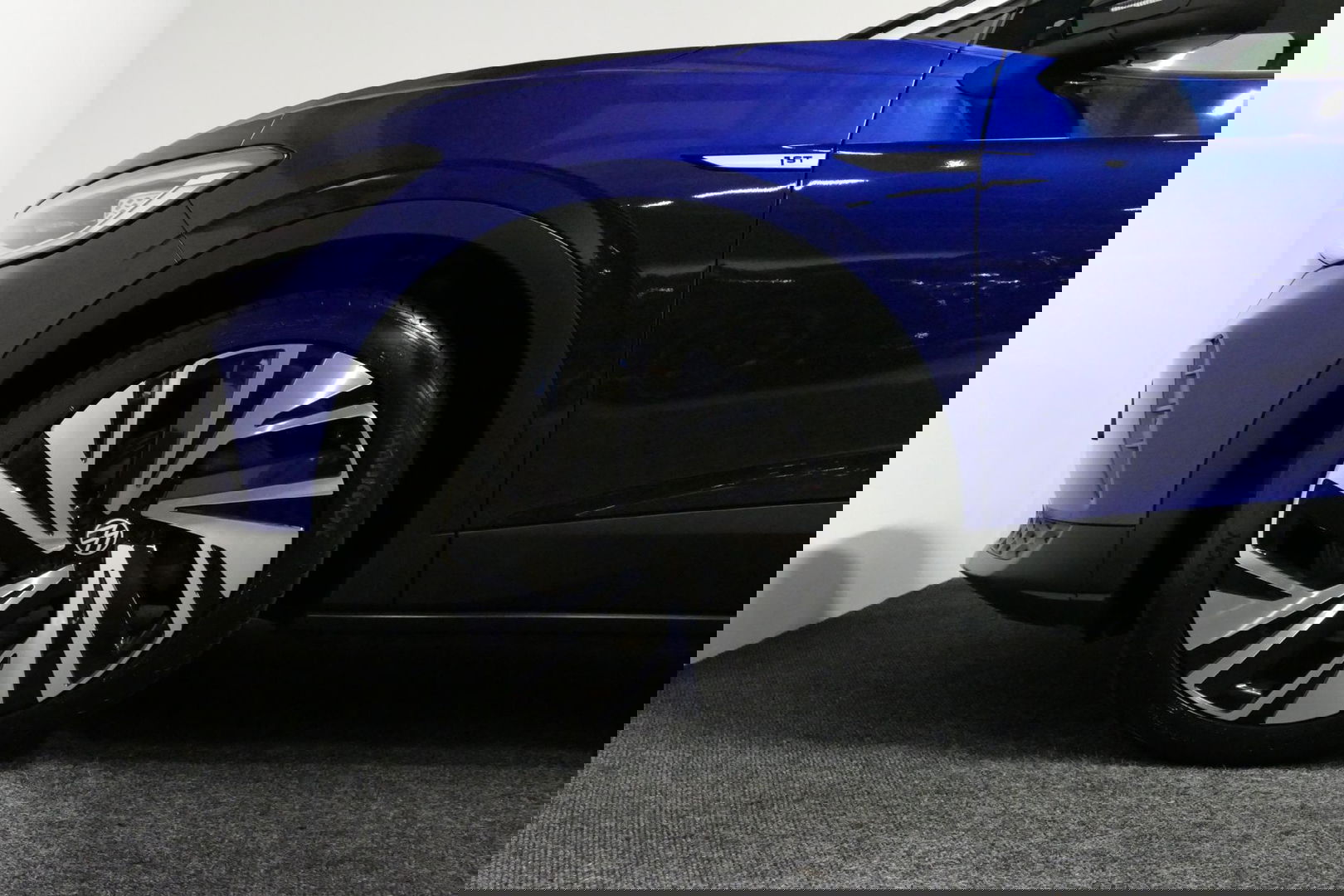 Volkswagen ID.4 First Max 77 kWh / Panoramadak / Matrix LED IQ.Light / Elektr. verstelbare voorstoelen + memory / HUD Augmented Reality / Rondomzichtcamera / Apple Carplay - Android Auto / Stoelverwarming / 21'' LMV / Keyless / Achteruitrijcamera / Navigatie / Stuurwielv