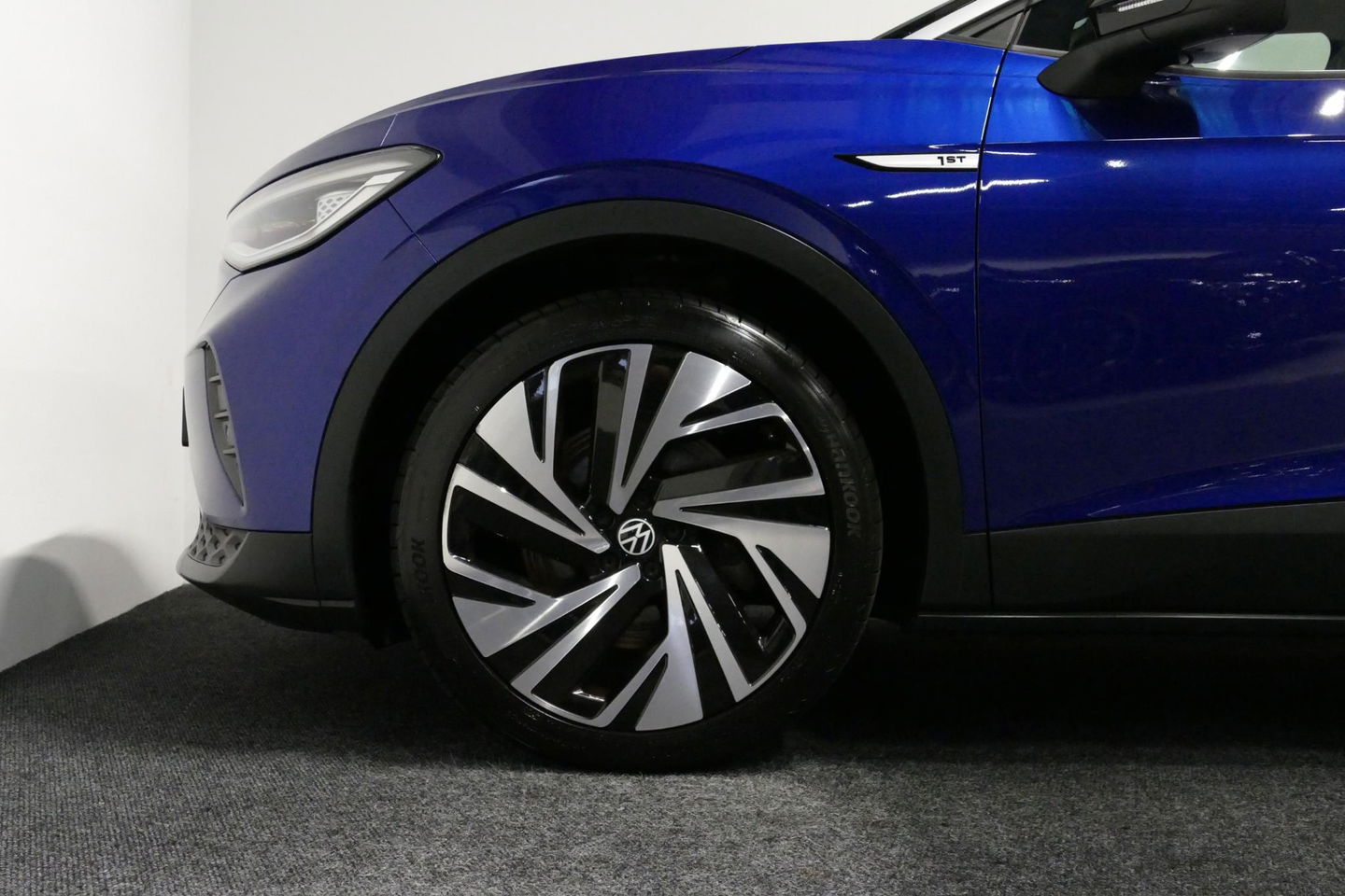 Volkswagen ID.4 First Max 77 kWh / Panoramadak / Matrix LED IQ.Light / Elektr. verstelbare voorstoelen + memory / HUD Augmented Reality / Rondomzichtcamera / Apple Carplay - Android Auto / Stoelverwarming / 21'' LMV / Keyless / Achteruitrijcamera / Navigatie / Stuurwielv