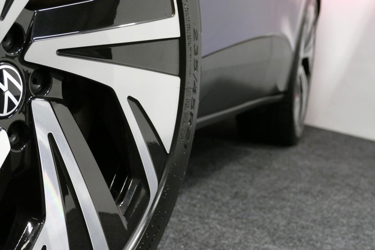 Volkswagen ID.4 First Max 77 kWh / Panoramadak / Matrix LED IQ.Light / Elektr. verstelbare voorstoelen + memory / HUD Augmented Reality / Rondomzichtcamera / Apple Carplay - Android Auto / Stoelverwarming / 21'' LMV / Keyless / Achteruitrijcamera / Navigatie / Stuurwielv