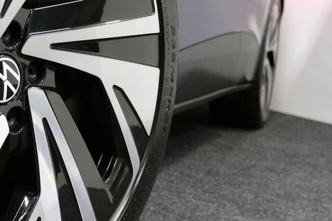 Volkswagen ID.4 First Max 77 kWh / Panoramadak / Matrix LED IQ.Light / Elektr. verstelbare voorstoelen + memory / HUD Augmented Reality / Rondomzichtcamera / Apple Carplay - Android Auto / Stoelverwarming / 21'' LMV / Keyless / Achteruitrijcamera / Navigatie / Stuurwielv