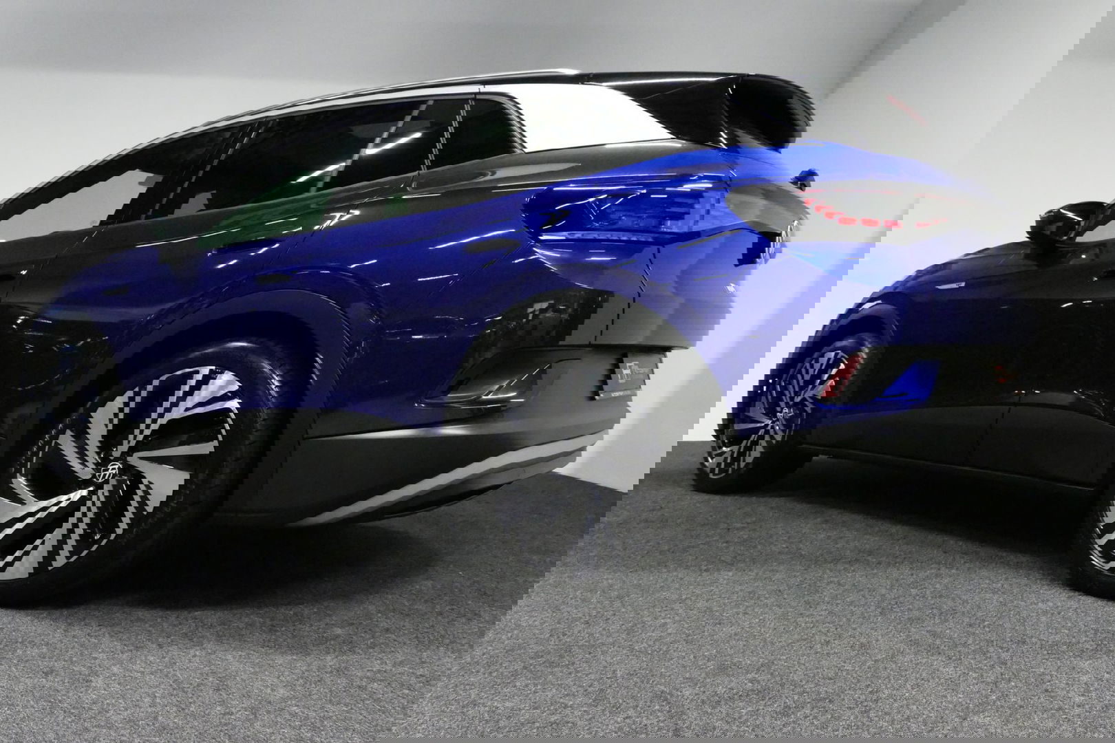 Volkswagen ID.4 First Max 77 kWh / Panoramadak / Matrix LED IQ.Light / Elektr. verstelbare voorstoelen + memory / HUD Augmented Reality / Rondomzichtcamera / Apple Carplay - Android Auto / Stoelverwarming / 21'' LMV / Keyless / Achteruitrijcamera / Navigatie / Stuurwielv