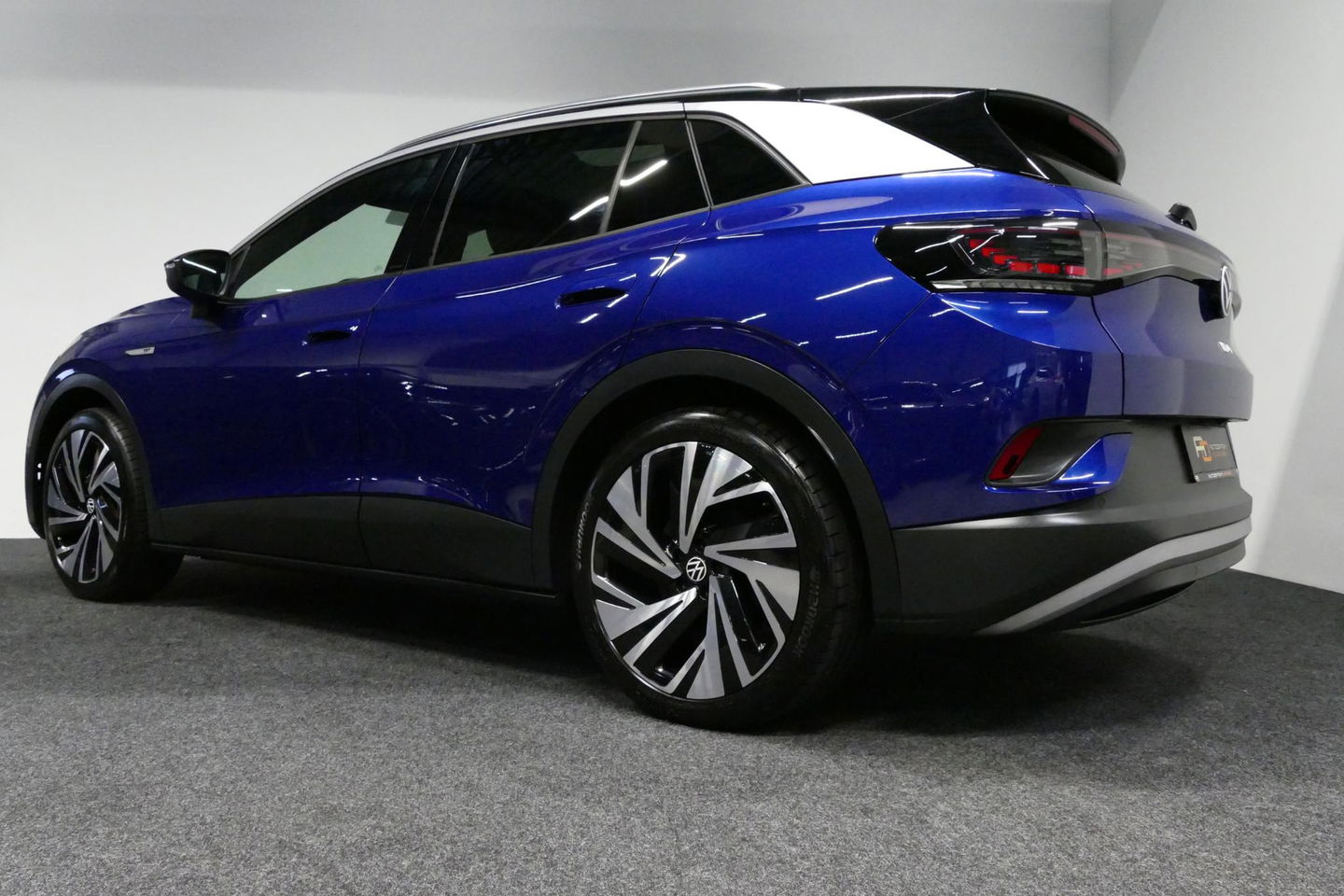 Volkswagen ID.4 First Max 77 kWh / Panoramadak / Matrix LED IQ.Light / Elektr. verstelbare voorstoelen + memory / HUD Augmented Reality / Rondomzichtcamera / Apple Carplay - Android Auto / Stoelverwarming / 21'' LMV / Keyless / Achteruitrijcamera / Navigatie / Stuurwielv