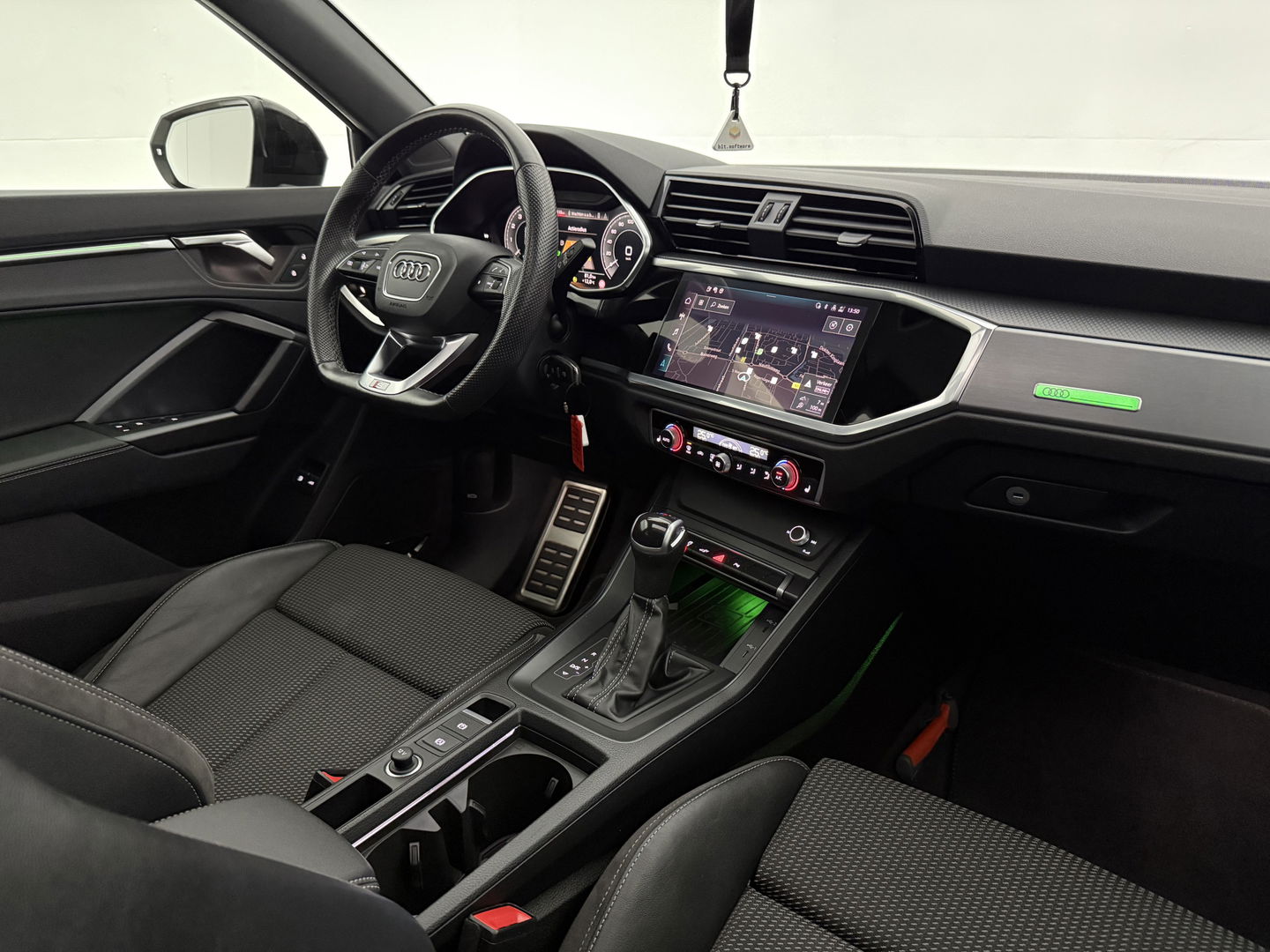 Audi Q3 Sportback 45 TFSI e S-Line | SOH 88% | Pano | Sfeer | Sonos | Virtual | Trekh. | Camera | Adap. Cruise | Stoelverw. | NAP