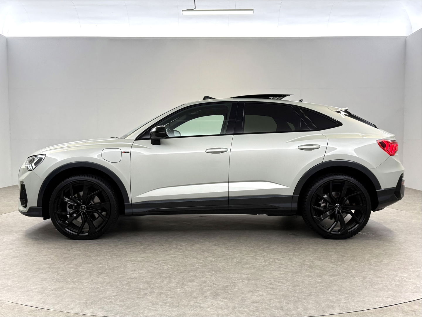 Audi Q3 Sportback 45 TFSI e S-Line | SOH 88% | Pano | Sfeer | Sonos | Virtual | Trekh. | Camera | Adap. Cruise | Stoelverw. | NAP