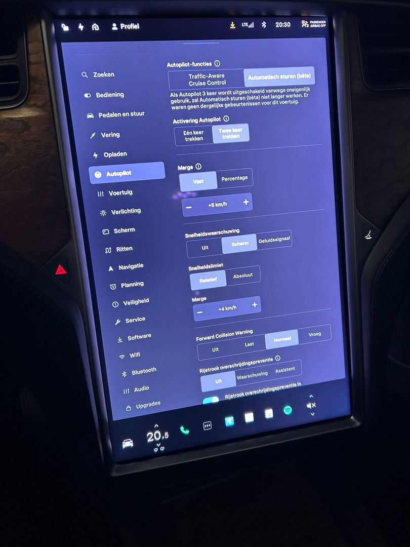 Tesla Model X Long Range / Lederen bekleding / Trekhaak / Autopilot / Carbon pakket / Camera / Stoelen+stuurwiel verwarming / Luchtvering