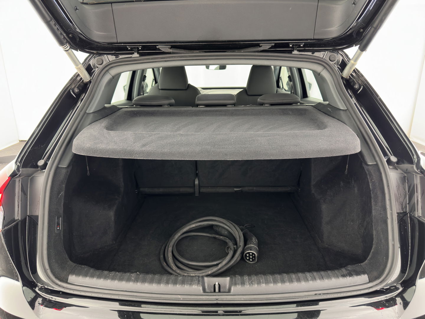 Audi Q4 e-tron 40 Launch Edition Advanced 77 kWh [ 3-Fase ] {SOH-88%} (INCL-BTW) *MATRIX-LED | NAVI-FULLMAP | KEYLESS | CAMERA | DIGI-COCKPIT | DAB | AMBIENT-LIGHT | HEATED-SPORTSEATS | TOWBAR | 19''ALU*