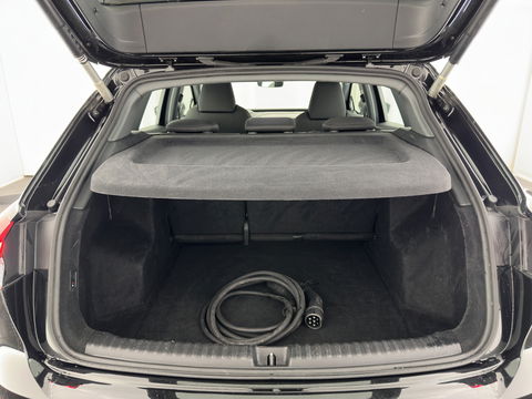Audi Q4 e-tron 40 Launch Edition Advanced 77 kWh [ 3-Fase ] {SOH-88%} (INCL-BTW) *MATRIX-LED | NAVI-FULLMAP | KEYLESS | CAMERA | DIGI-COCKPIT | DAB | AMBIENT-LIGHT | HEATED-SPORTSEATS | TOWBAR | 19''ALU*