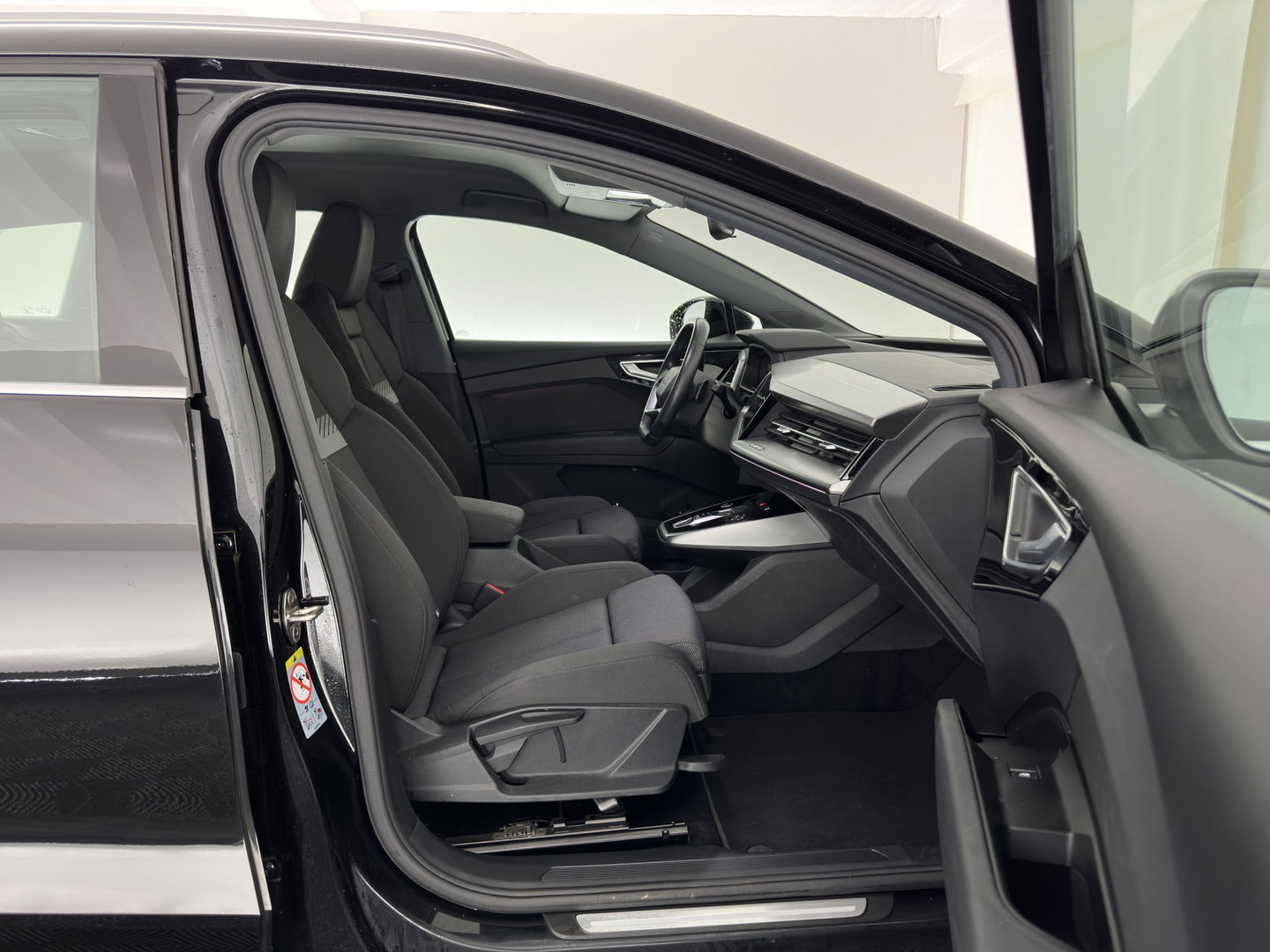 Audi Q4 e-tron 40 Launch Edition Advanced 77 kWh [ 3-Fase ] {SOH-88%} (INCL-BTW) *MATRIX-LED | NAVI-FULLMAP | KEYLESS | CAMERA | DIGI-COCKPIT | DAB | AMBIENT-LIGHT | HEATED-SPORTSEATS | TOWBAR | 19''ALU*