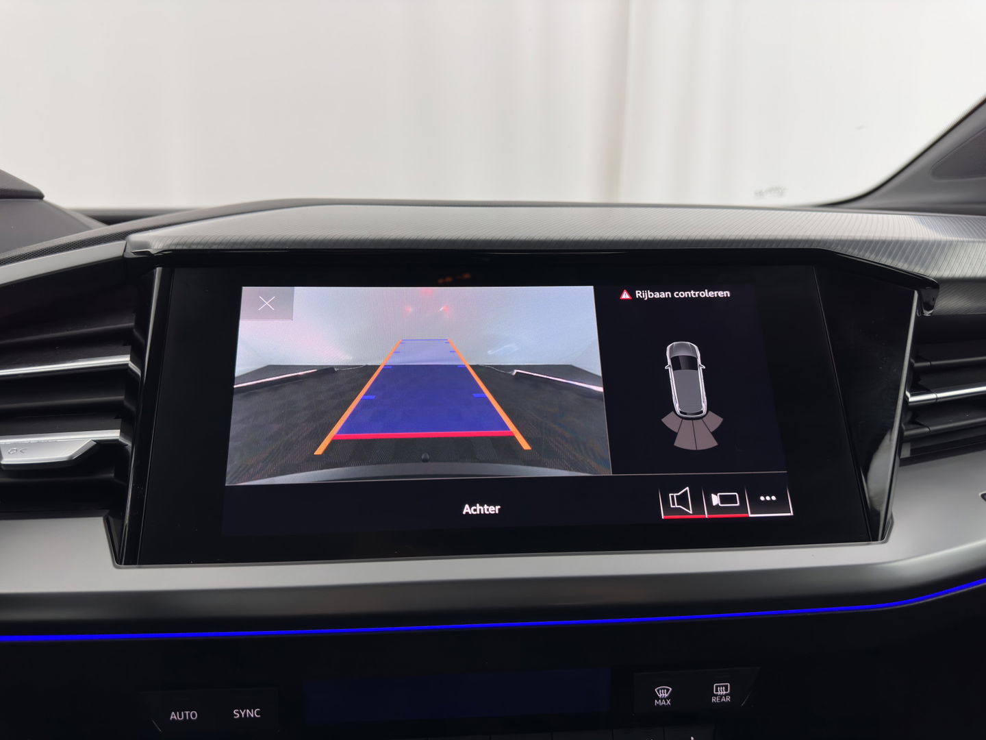 Audi Q4 e-tron 40 Launch Edition Advanced 77 kWh [ 3-Fase ] {SOH-88%} (INCL-BTW) *MATRIX-LED | NAVI-FULLMAP | KEYLESS | CAMERA | DIGI-COCKPIT | DAB | AMBIENT-LIGHT | HEATED-SPORTSEATS | TOWBAR | 19''ALU*