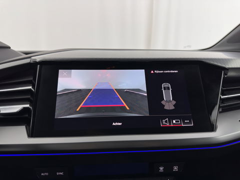 Audi Q4 e-tron 40 Launch Edition Advanced 77 kWh [ 3-Fase ] {SOH-88%} (INCL-BTW) *MATRIX-LED | NAVI-FULLMAP | KEYLESS | CAMERA | DIGI-COCKPIT | DAB | AMBIENT-LIGHT | HEATED-SPORTSEATS | TOWBAR | 19''ALU*