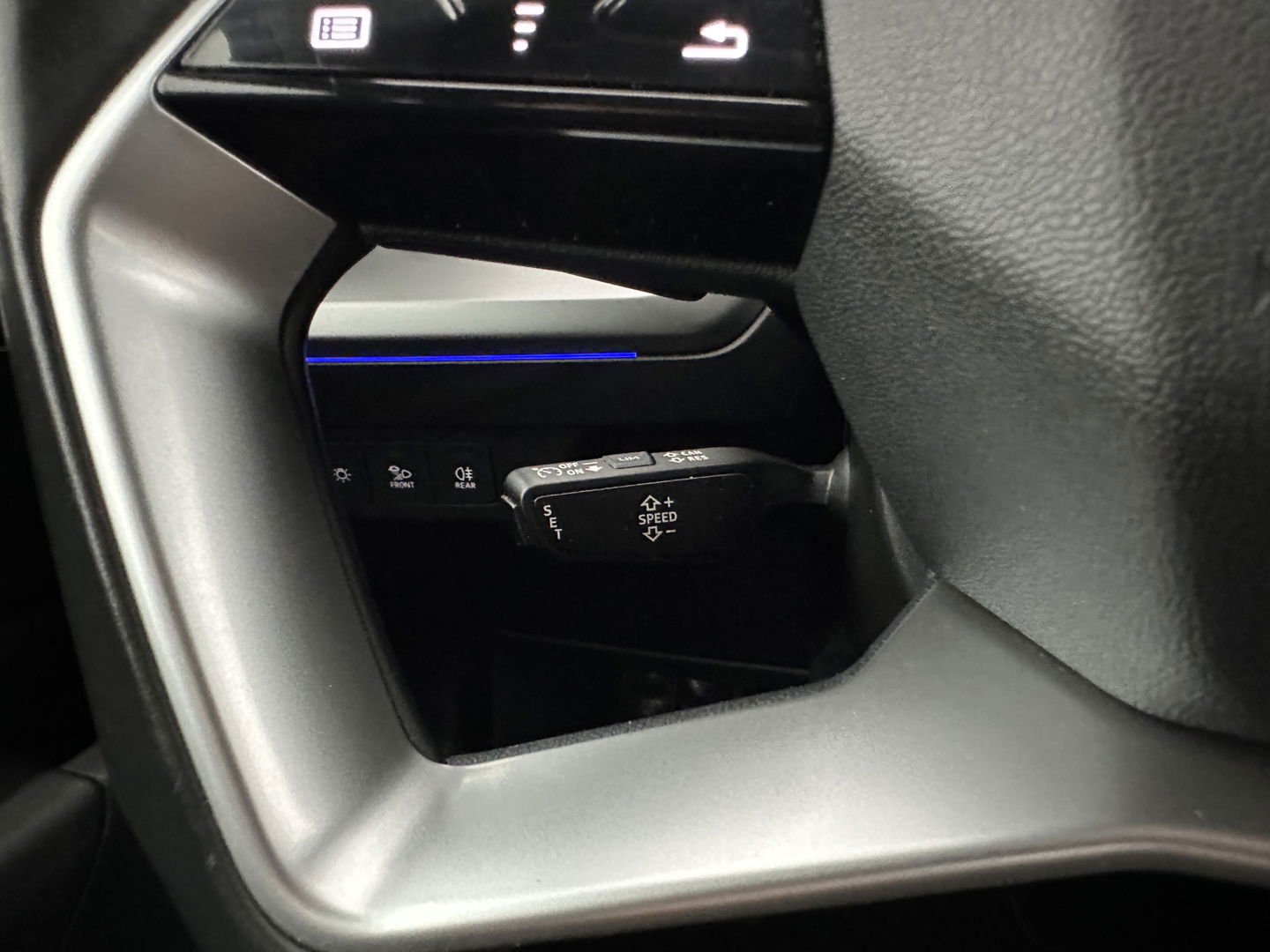 Audi Q4 e-tron 40 Launch Edition Advanced 77 kWh [ 3-Fase ] {SOH-88%} (INCL-BTW) *MATRIX-LED | NAVI-FULLMAP | KEYLESS | CAMERA | DIGI-COCKPIT | DAB | AMBIENT-LIGHT | HEATED-SPORTSEATS | TOWBAR | 19''ALU*