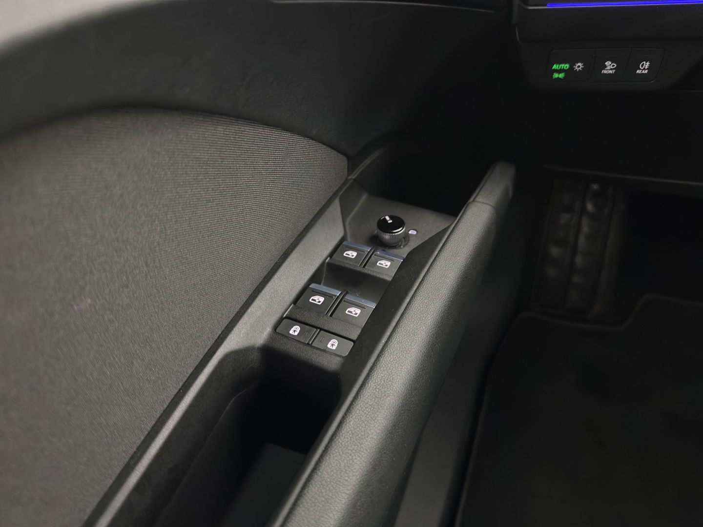 Audi Q4 e-tron 40 Launch Edition Advanced 77 kWh [ 3-Fase ] {SOH-88%} (INCL-BTW) *MATRIX-LED | NAVI-FULLMAP | KEYLESS | CAMERA | DIGI-COCKPIT | DAB | AMBIENT-LIGHT | HEATED-SPORTSEATS | TOWBAR | 19''ALU*