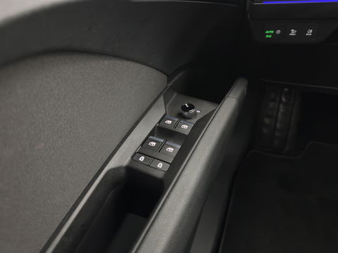 Audi Q4 e-tron 40 Launch Edition Advanced 77 kWh [ 3-Fase ] {SOH-88%} (INCL-BTW) *MATRIX-LED | NAVI-FULLMAP | KEYLESS | CAMERA | DIGI-COCKPIT | DAB | AMBIENT-LIGHT | HEATED-SPORTSEATS | TOWBAR | 19''ALU*