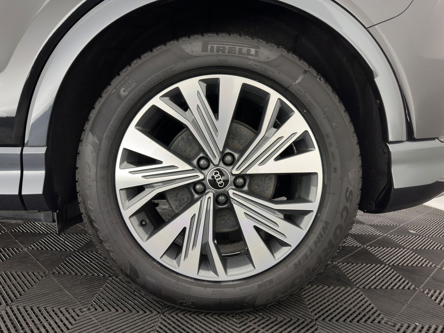 Audi Q4 e-tron 40 Launch Edition Advanced 77 kWh [ 3-Fase ] {SOH-88%} (INCL-BTW) *MATRIX-LED | NAVI-FULLMAP | KEYLESS | CAMERA | DIGI-COCKPIT | DAB | AMBIENT-LIGHT | HEATED-SPORTSEATS | TOWBAR | 19''ALU*