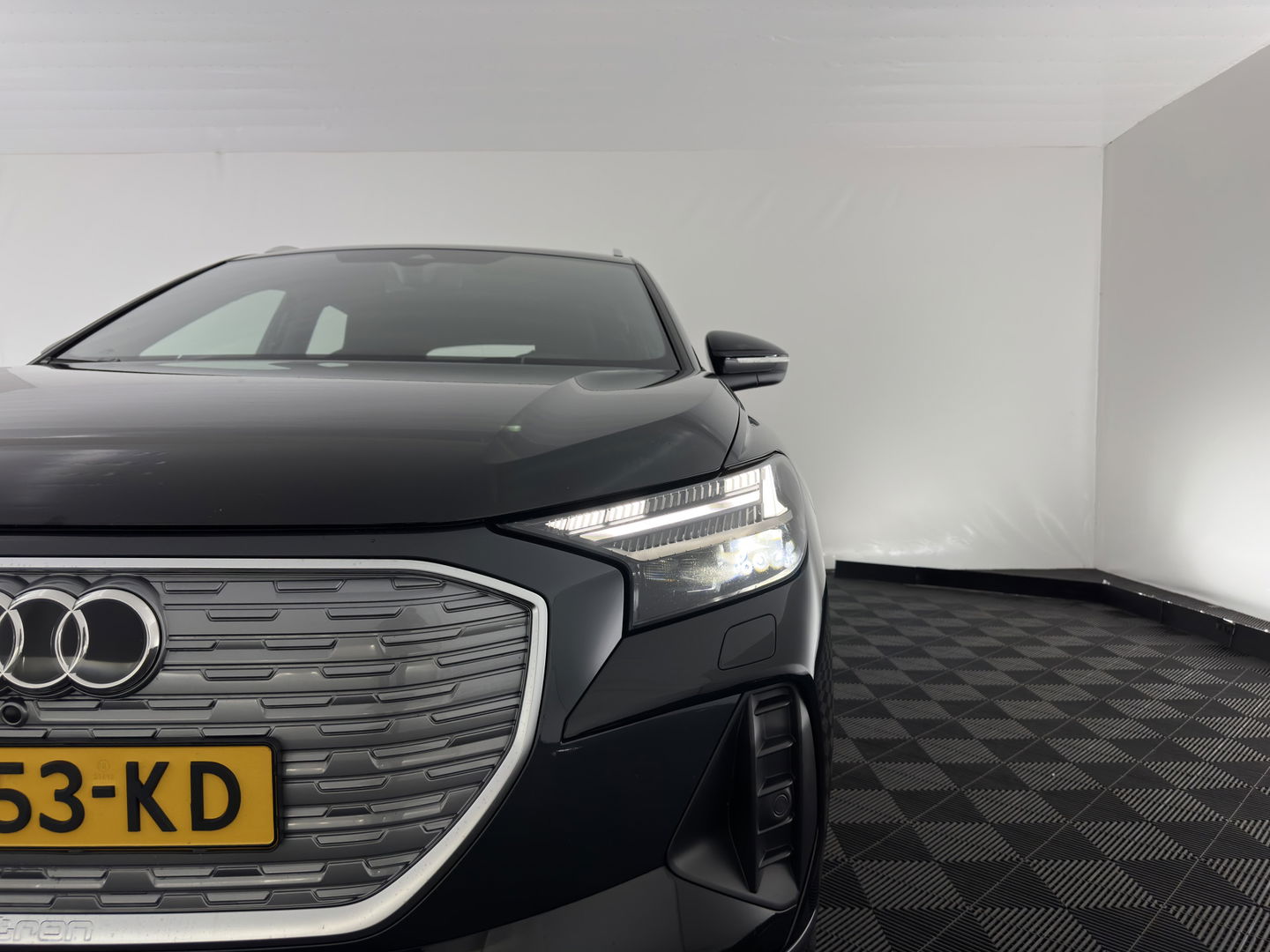 Audi Q4 e-tron 40 Launch Edition Advanced 77 kWh [ 3-Fase ] {SOH-88%} (INCL-BTW) *MATRIX-LED | NAVI-FULLMAP | KEYLESS | CAMERA | DIGI-COCKPIT | DAB | AMBIENT-LIGHT | HEATED-SPORTSEATS | TOWBAR | 19''ALU*