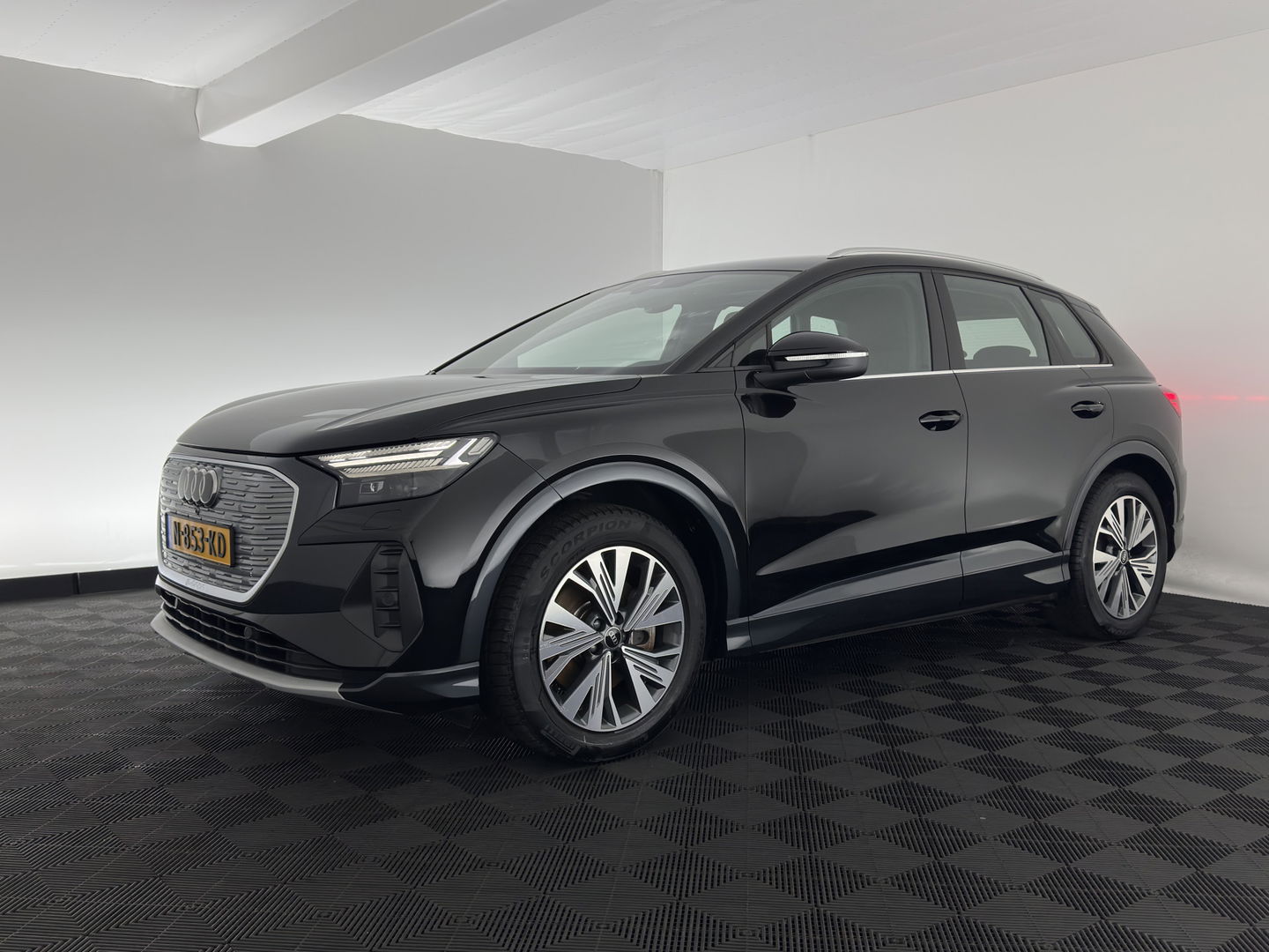 Audi Q4 e-tron 40 Launch Edition Advanced 77 kWh [ 3-Fase ] {SOH-88%} (INCL-BTW) *MATRIX-LED | NAVI-FULLMAP | KEYLESS | CAMERA | DIGI-COCKPIT | DAB | AMBIENT-LIGHT | HEATED-SPORTSEATS | TOWBAR | 19''ALU*