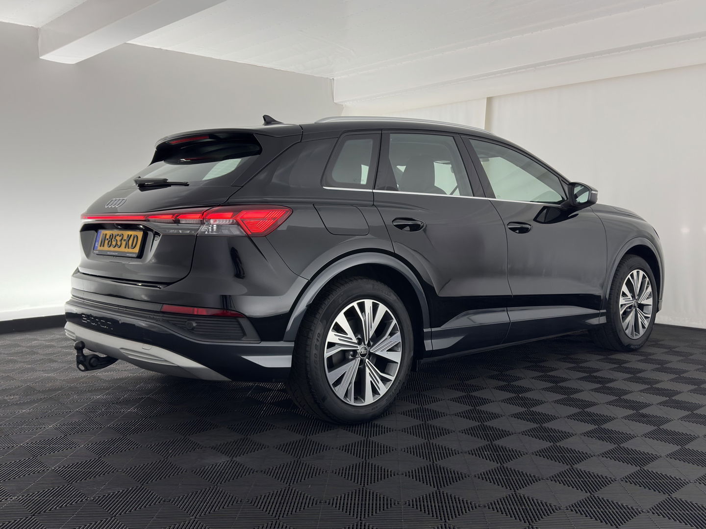 Audi Q4 e-tron 40 Launch Edition Advanced 77 kWh [ 3-Fase ] {SOH-88%} (INCL-BTW) *MATRIX-LED | NAVI-FULLMAP | KEYLESS | CAMERA | DIGI-COCKPIT | DAB | AMBIENT-LIGHT | HEATED-SPORTSEATS | TOWBAR | 19''ALU*