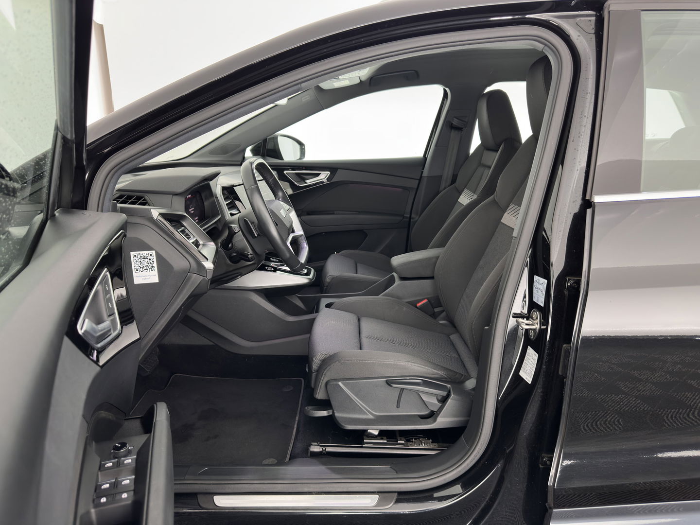 Audi Q4 e-tron 40 Launch Edition Advanced 77 kWh [ 3-Fase ] {SOH-88%} (INCL-BTW) *MATRIX-LED | NAVI-FULLMAP | KEYLESS | CAMERA | DIGI-COCKPIT | DAB | AMBIENT-LIGHT | HEATED-SPORTSEATS | TOWBAR | 19''ALU*