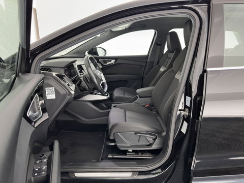 Audi Q4 e-tron 40 Launch Edition Advanced 77 kWh [ 3-Fase ] {SOH-88%} (INCL-BTW) *MATRIX-LED | NAVI-FULLMAP | KEYLESS | CAMERA | DIGI-COCKPIT | DAB | AMBIENT-LIGHT | HEATED-SPORTSEATS | TOWBAR | 19''ALU*