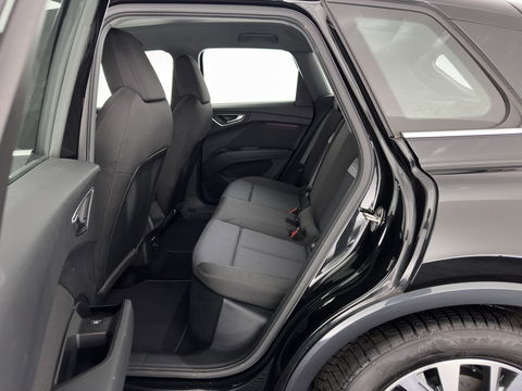 Audi Q4 e-tron 40 Launch Edition Advanced 77 kWh [ 3-Fase ] {SOH-88%} (INCL-BTW) *MATRIX-LED | NAVI-FULLMAP | KEYLESS | CAMERA | DIGI-COCKPIT | DAB | AMBIENT-LIGHT | HEATED-SPORTSEATS | TOWBAR | 19''ALU*