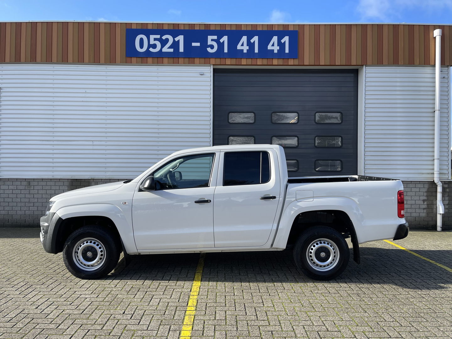 Volkswagen Amarok 3.0 TDI 164pk 4 Motion Plus Cab Trendline / 2 persoons / vaste prijs rijklaar € 19.950 ex btw / lease vanaf € 336 / 4x4 / airco / trekhaak 3000 kg / euro 6 diesel / bpm vrij
