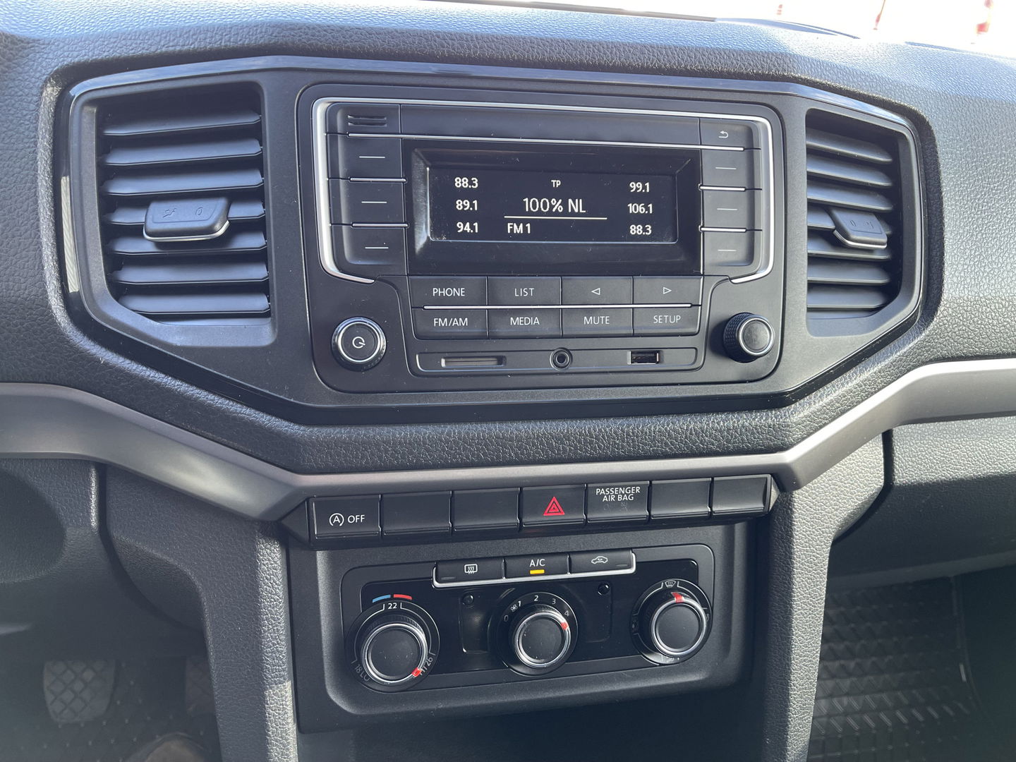 Volkswagen Amarok 3.0 TDI 164pk 4 Motion Plus Cab Trendline / 2 persoons / vaste prijs rijklaar € 19.950 ex btw / lease vanaf € 336 / 4x4 / airco / trekhaak 3000 kg / euro 6 diesel / bpm vrij