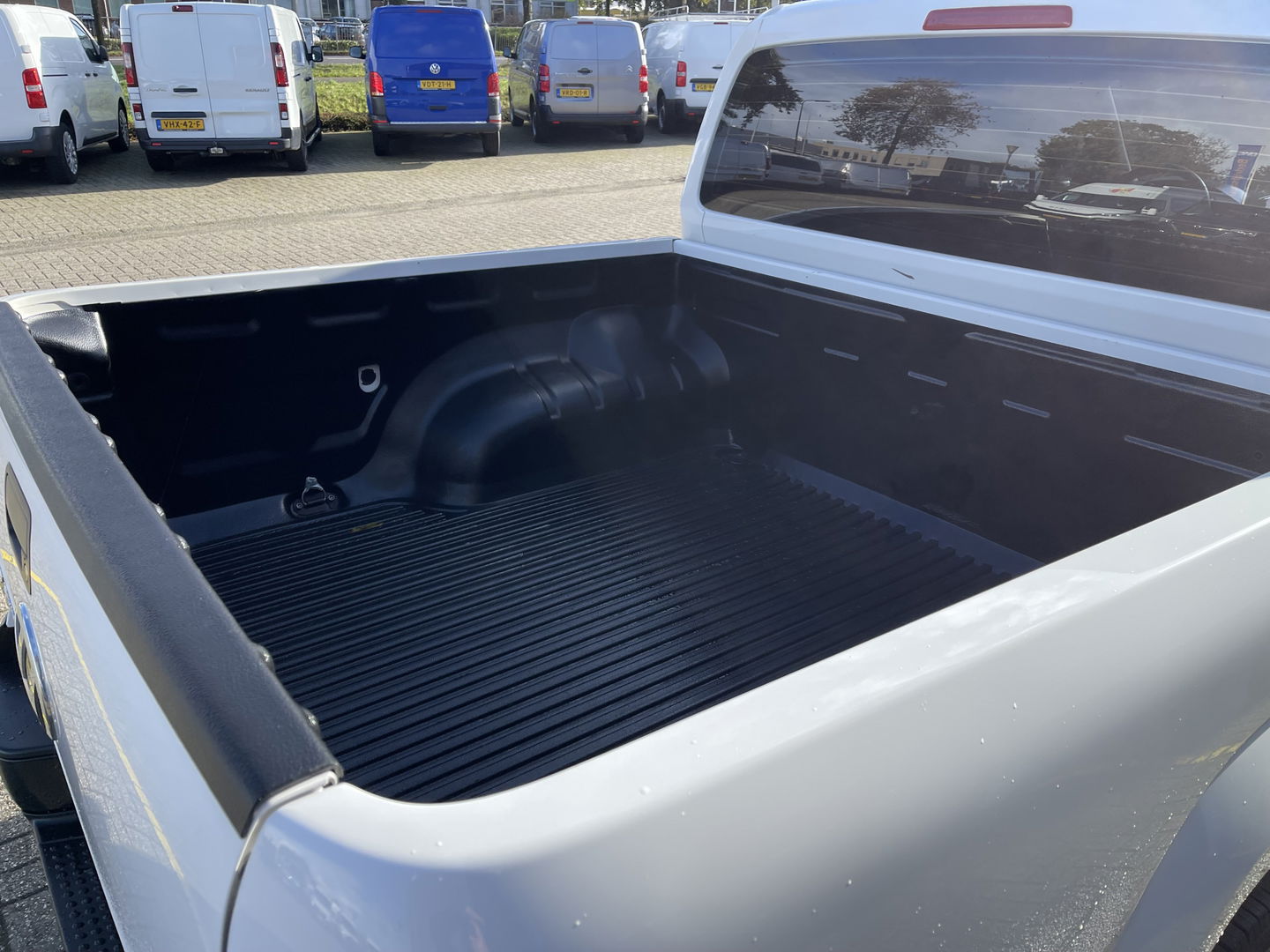 Volkswagen Amarok 3.0 TDI 164pk 4 Motion Plus Cab Trendline / 2 persoons / vaste prijs rijklaar € 19.950 ex btw / lease vanaf € 336 / 4x4 / airco / trekhaak 3000 kg / euro 6 diesel / bpm vrij