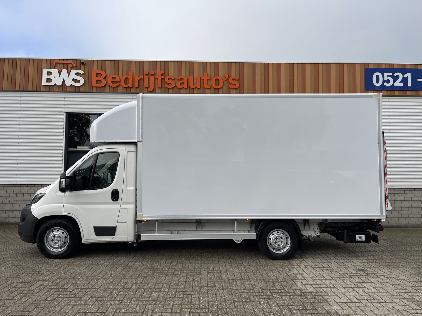 Peugeot Boxer 435 2.0 BlueHDI 164pk Pro bakwagen met Dhollandia laadklep / 440 cm lang / doorladen tot 550 cm mogelijk boven de cabine / euro 6 / airco