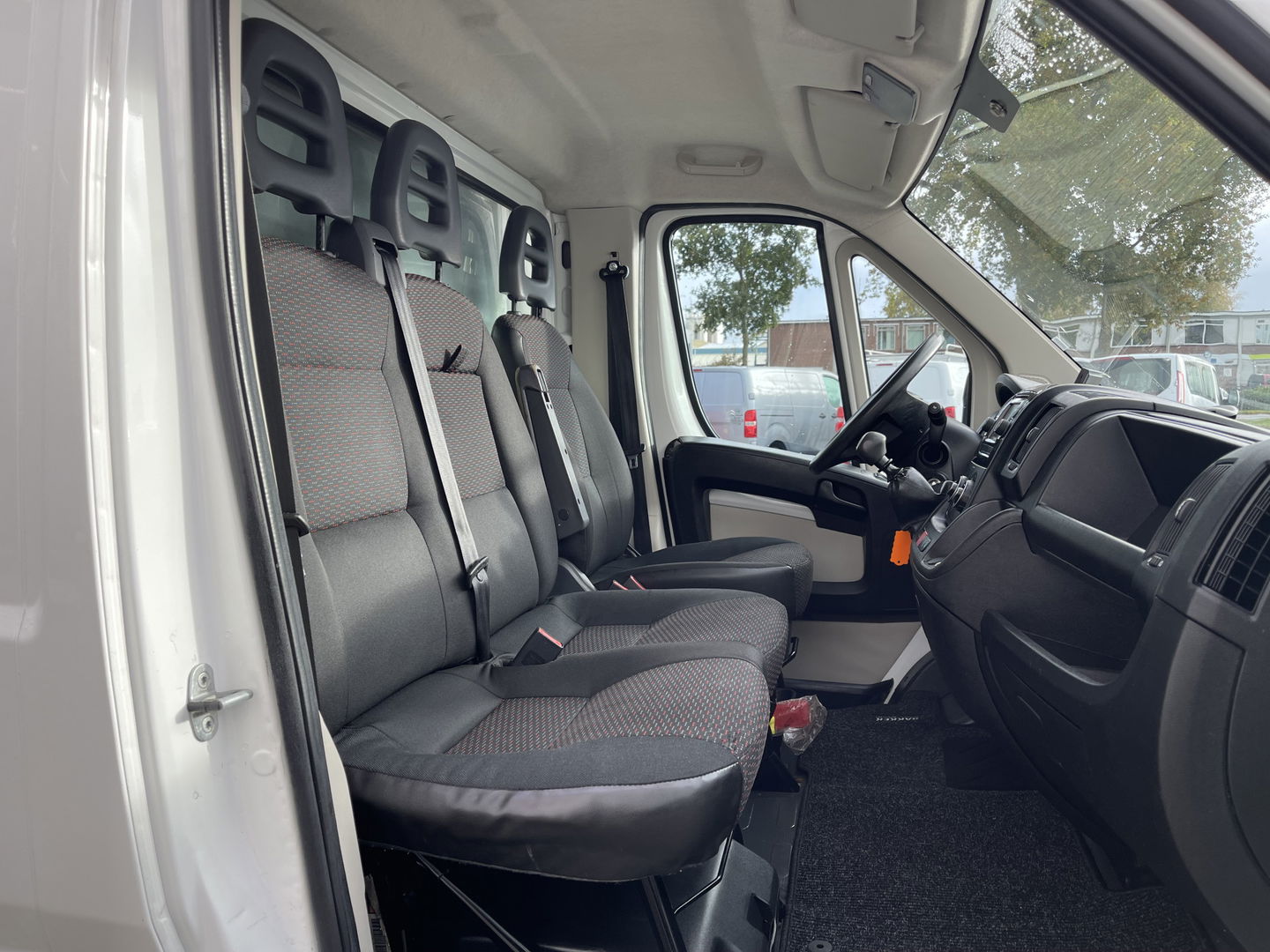 Peugeot Boxer 435 2.0 BlueHDI 164pk Pro bakwagen met Dhollandia laadklep / 440 cm lang / doorladen tot 550 cm mogelijk boven de cabine / euro 6 / airco