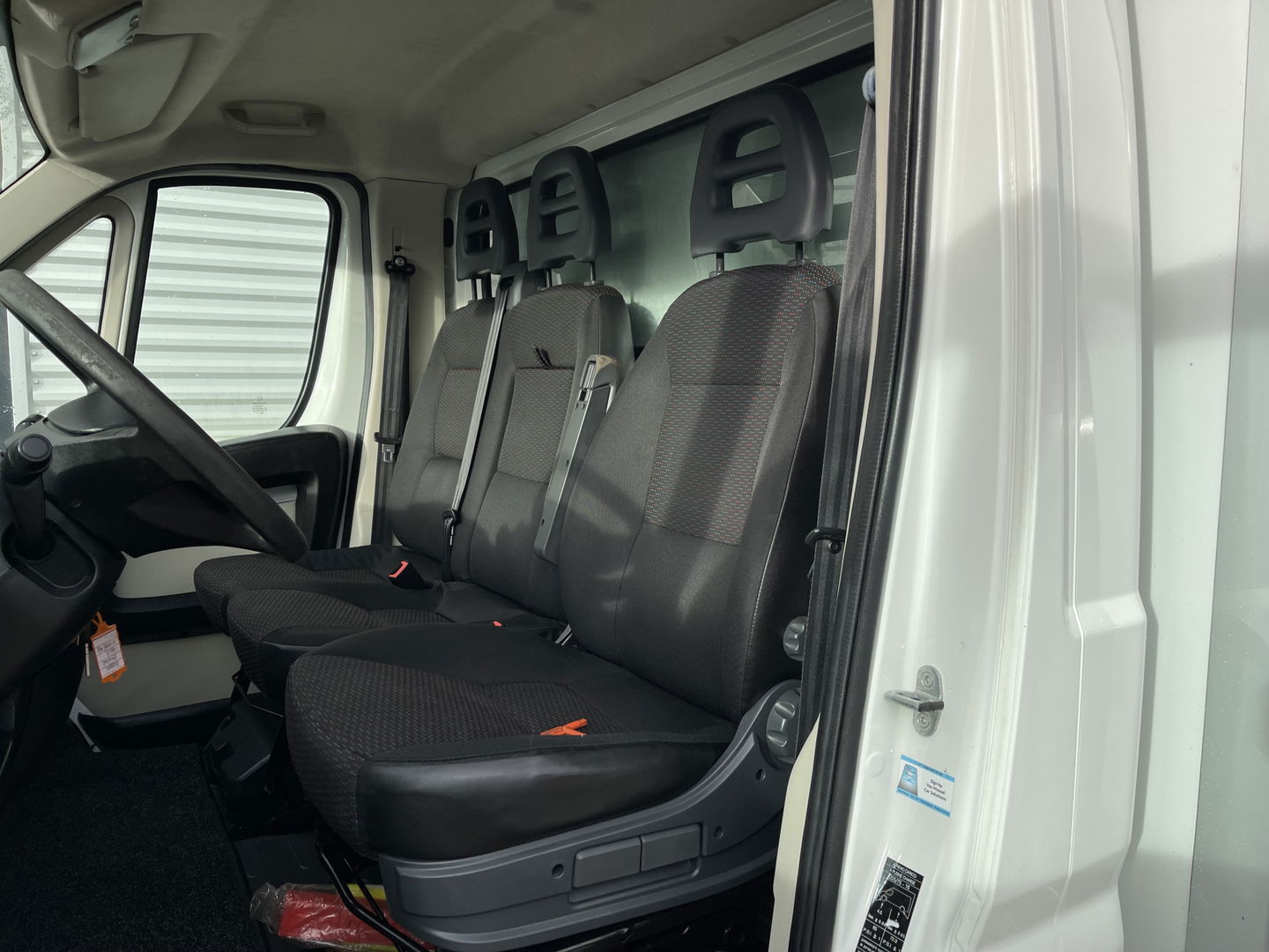 Peugeot Boxer 435 2.0 BlueHDI 164pk Pro bakwagen met Dhollandia laadklep / 440 cm lang / doorladen tot 550 cm mogelijk boven de cabine / euro 6 / airco