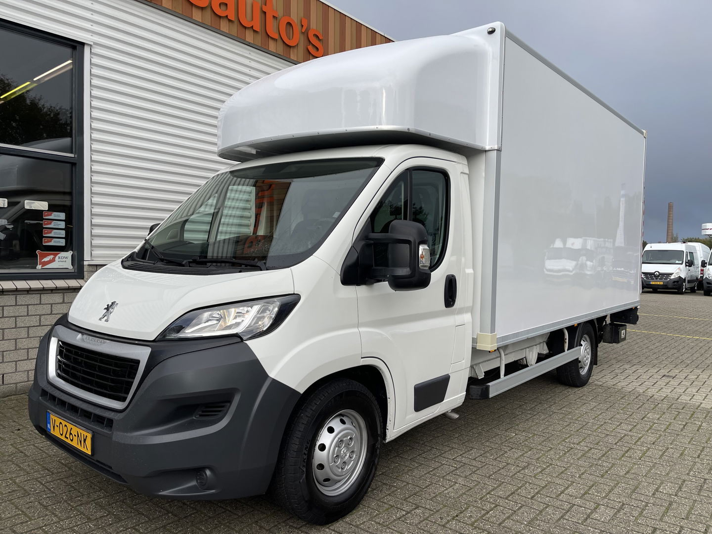Peugeot Boxer 435 2.0 BlueHDI 164pk Pro bakwagen met Dhollandia laadklep / 440 cm lang / doorladen tot 550 cm mogelijk boven de cabine / euro 6 / airco