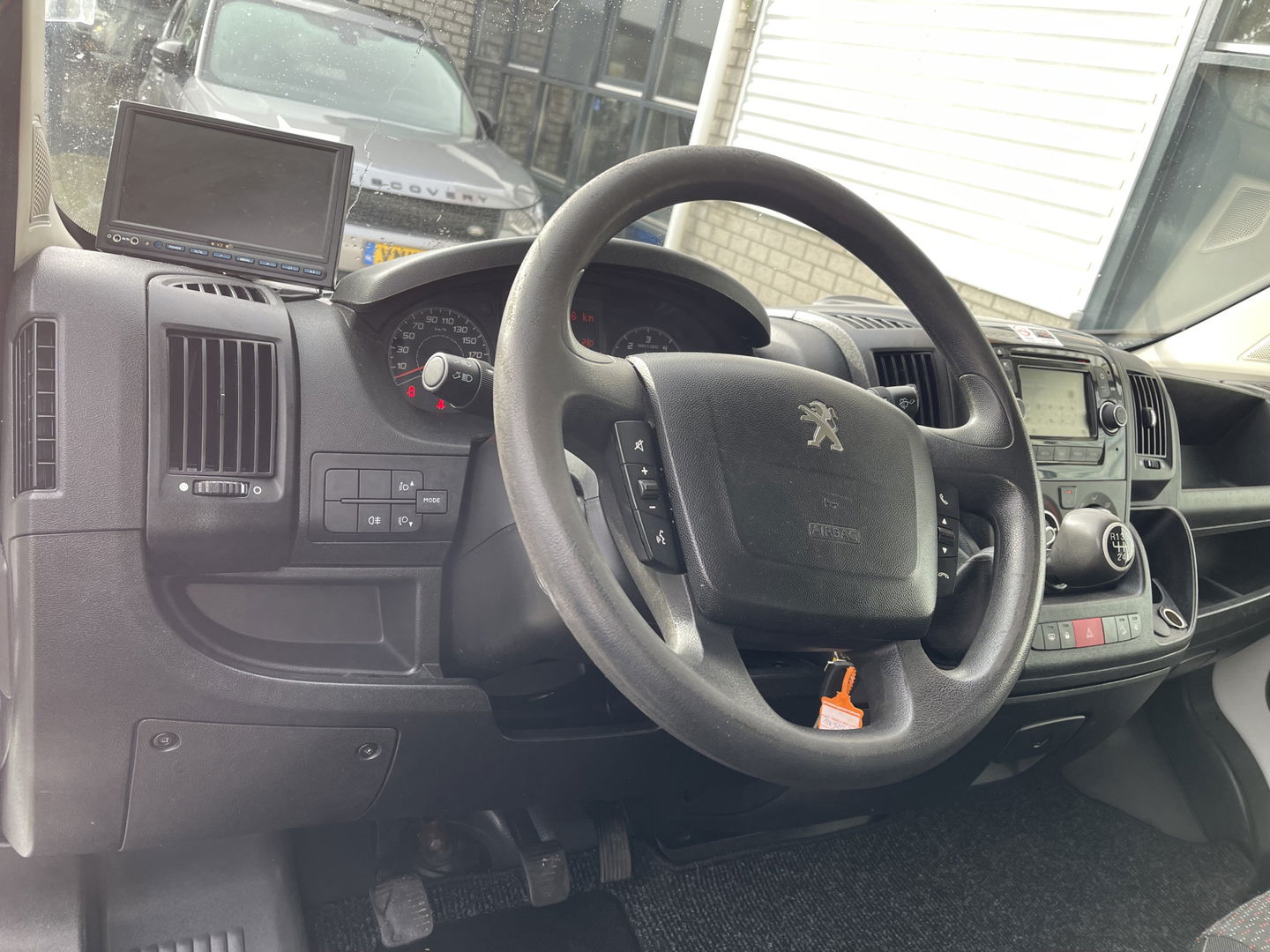 Peugeot Boxer 435 2.0 BlueHDI 164pk Pro bakwagen met Dhollandia laadklep / 440 cm lang / doorladen tot 550 cm mogelijk boven de cabine / euro 6 / airco