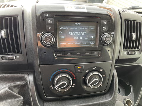 Peugeot Boxer 435 2.0 BlueHDI 164pk Pro bakwagen met Dhollandia laadklep / 440 cm lang / doorladen tot 550 cm mogelijk boven de cabine / euro 6 / airco