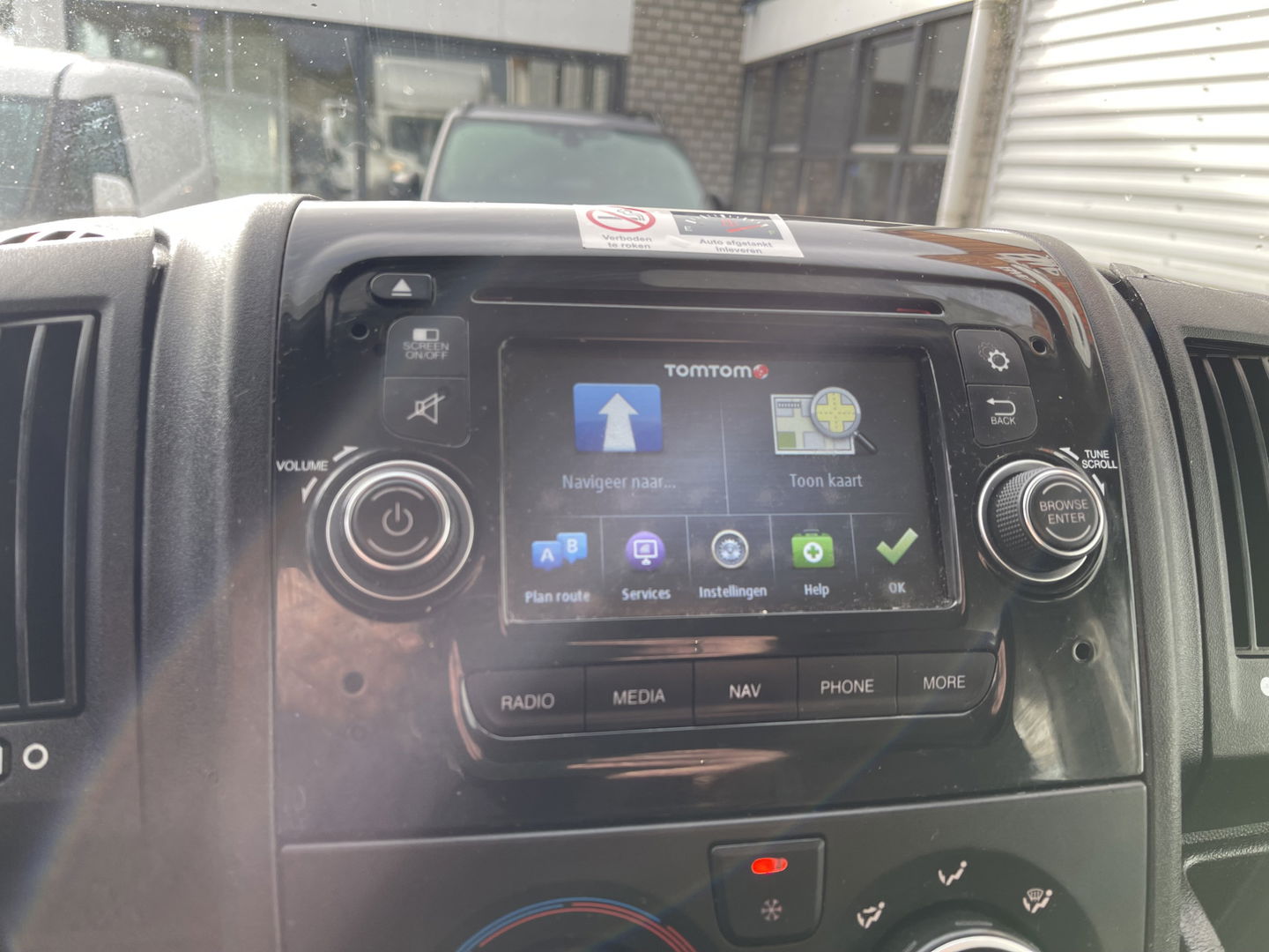 Peugeot Boxer 435 2.0 BlueHDI 164pk Pro bakwagen met Dhollandia laadklep / 440 cm lang / doorladen tot 550 cm mogelijk boven de cabine / euro 6 / airco