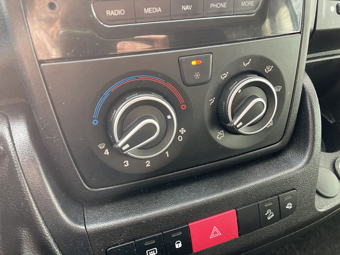 Peugeot Boxer 435 2.0 BlueHDI 164pk Pro bakwagen met Dhollandia laadklep / 440 cm lang / doorladen tot 550 cm mogelijk boven de cabine / euro 6 / airco