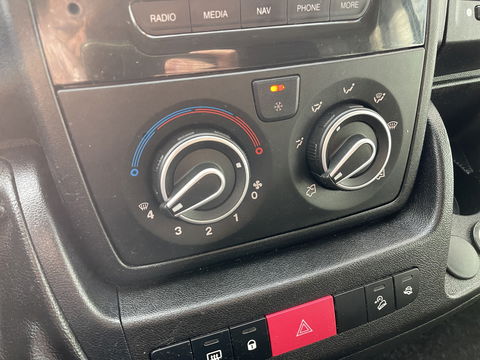 Peugeot Boxer 435 2.0 BlueHDI 164pk Pro bakwagen met Dhollandia laadklep / 440 cm lang / doorladen tot 550 cm mogelijk boven de cabine / euro 6 / airco