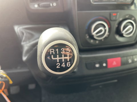 Peugeot Boxer 435 2.0 BlueHDI 164pk Pro bakwagen met Dhollandia laadklep / 440 cm lang / doorladen tot 550 cm mogelijk boven de cabine / euro 6 / airco