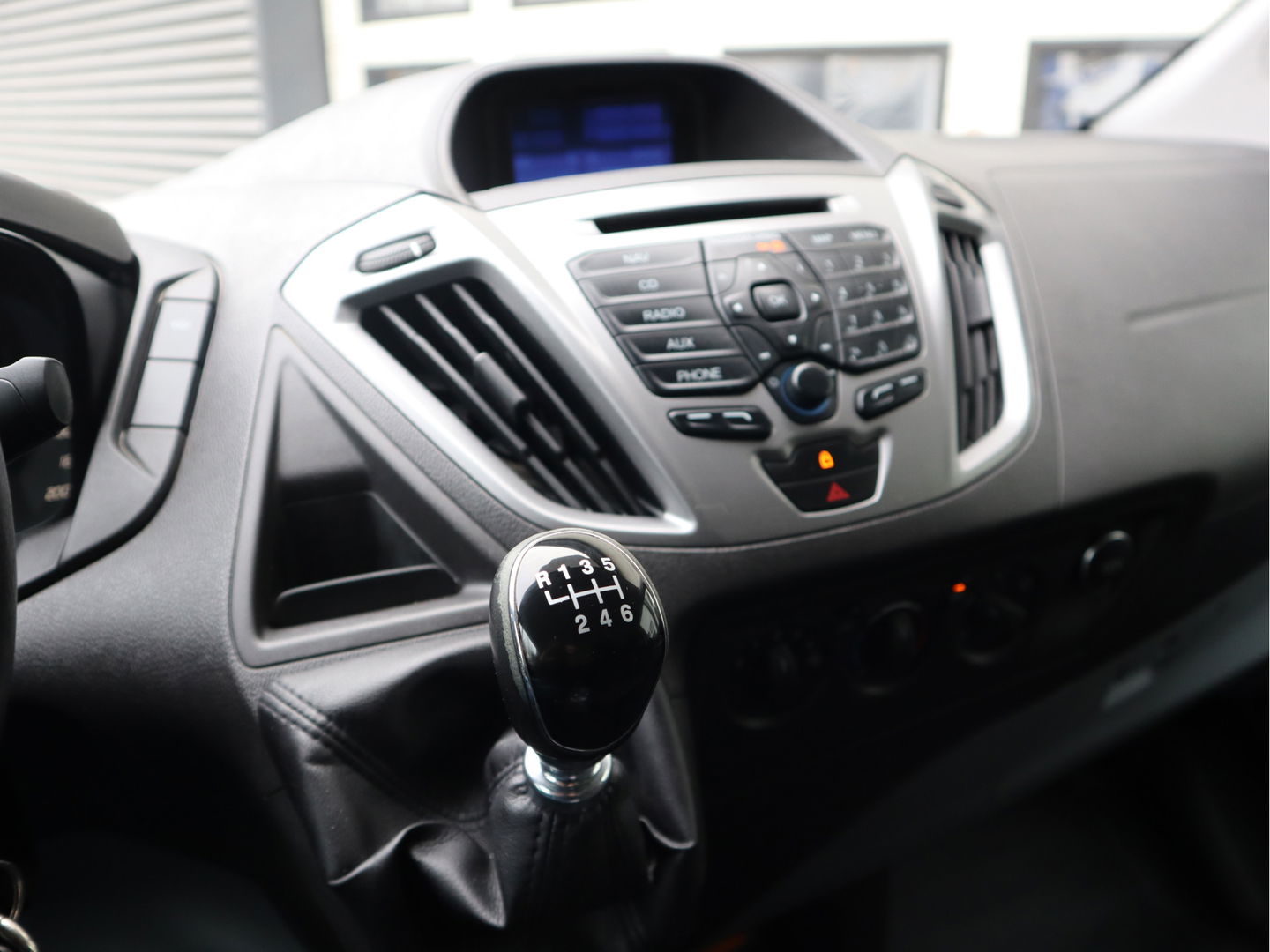 Ford Transit Custom 2.2 TDCI 126pk L2 Lang - Trekhaak - Airco