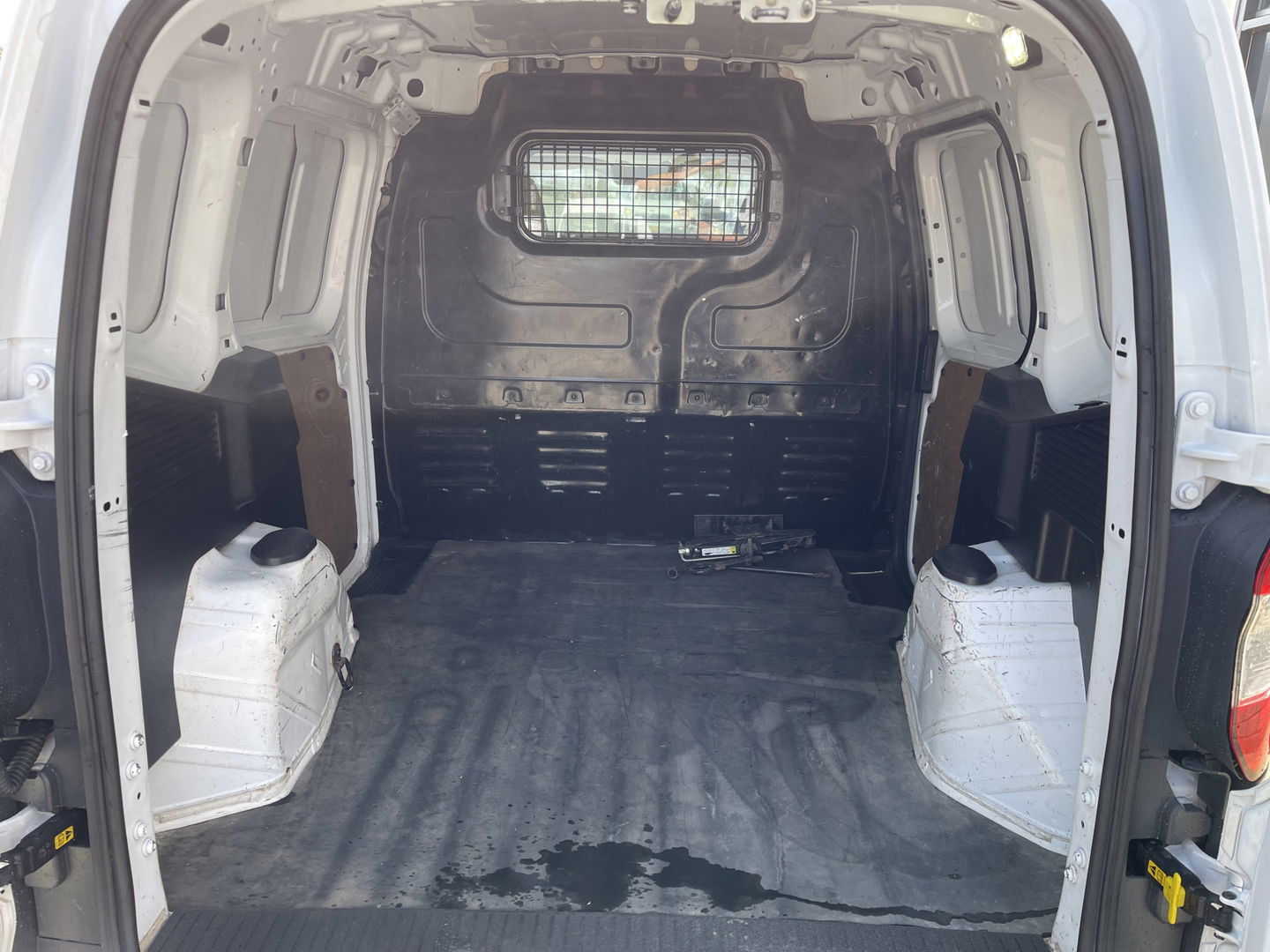 Ford Transit Courier 1.5 TDCI Trend / vaste prijs rijklaar € 6.450 ex btw / 102.273 km NAP / airco / trekhaak / schuifdeur / navigatie / deukjes rondom