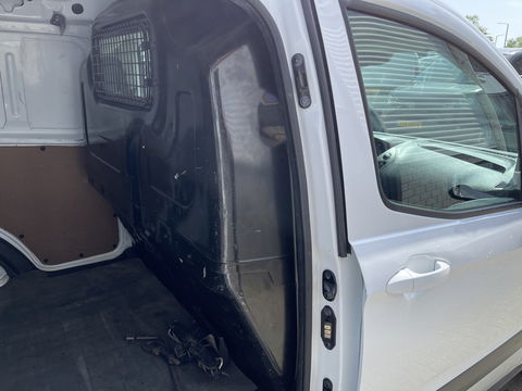 Ford Transit Courier 1.5 TDCI Trend / vaste prijs rijklaar € 6.450 ex btw / 102.273 km NAP / airco / trekhaak / schuifdeur / navigatie / deukjes rondom