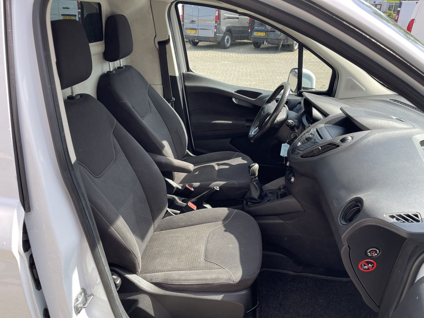Ford Transit Courier 1.5 TDCI Trend / vaste prijs rijklaar € 6.450 ex btw / 102.273 km NAP / airco / trekhaak / schuifdeur / navigatie / deukjes rondom