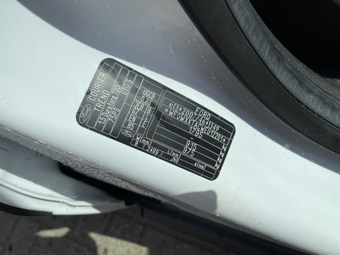 Ford Transit Courier 1.5 TDCI Trend / vaste prijs rijklaar € 6.450 ex btw / 102.273 km NAP / airco / trekhaak / schuifdeur / navigatie / deukjes rondom