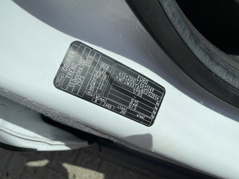 Ford Transit Courier 1.5 TDCI Trend / vaste prijs rijklaar € 6.450 ex btw / 102.273 km NAP / airco / trekhaak / schuifdeur / navigatie / deukjes rondom