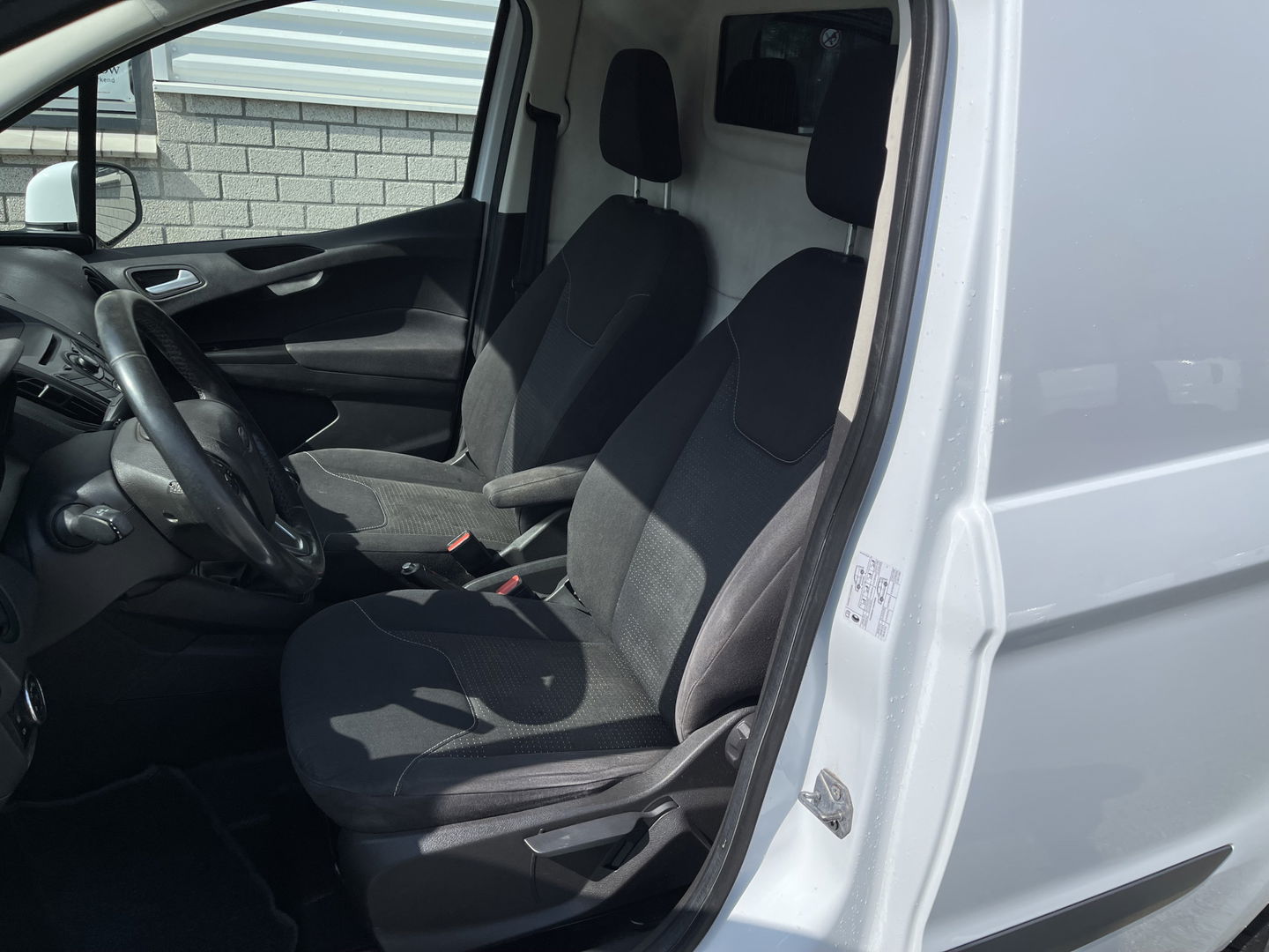 Ford Transit Courier 1.5 TDCI Trend / vaste prijs rijklaar € 6.450 ex btw / 102.273 km NAP / airco / trekhaak / schuifdeur / navigatie / deukjes rondom