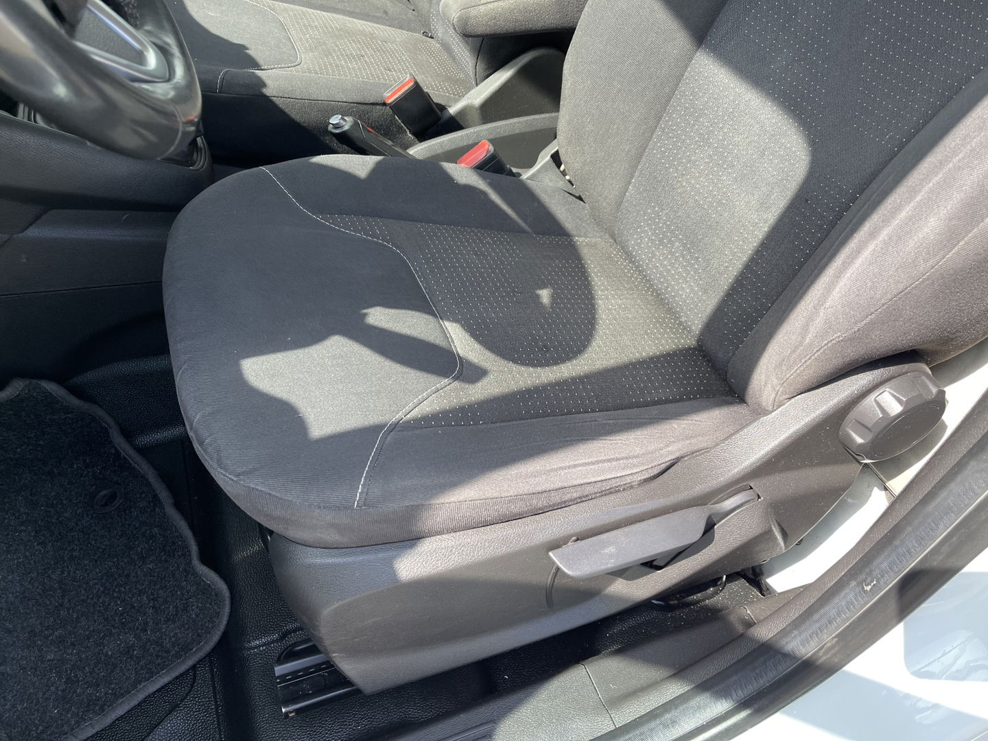 Ford Transit Courier 1.5 TDCI Trend / vaste prijs rijklaar € 6.450 ex btw / 102.273 km NAP / airco / trekhaak / schuifdeur / navigatie / deukjes rondom