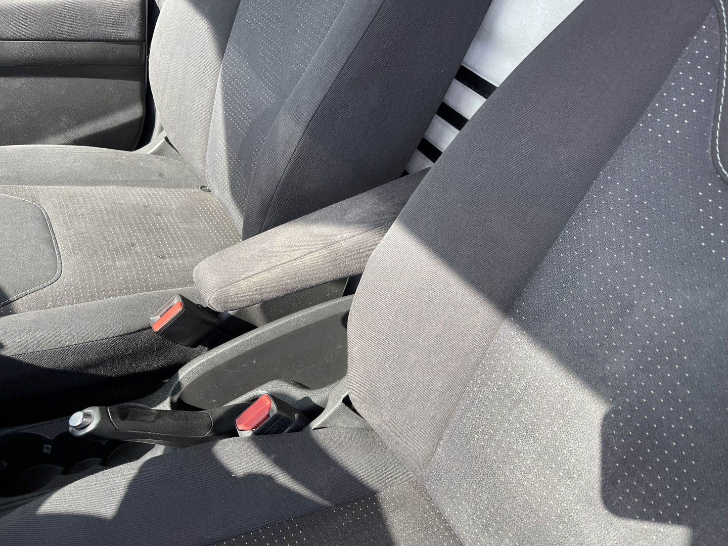 Ford Transit Courier 1.5 TDCI Trend / vaste prijs rijklaar € 6.450 ex btw / 102.273 km NAP / airco / trekhaak / schuifdeur / navigatie / deukjes rondom